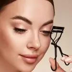 Geschwungene Wimpern nach einem Lifting im Studio Aura Ästhetik