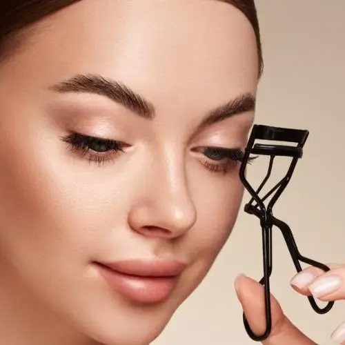 Geschwungene Wimpern nach einem Lifting im Studio Aura Ästhetik